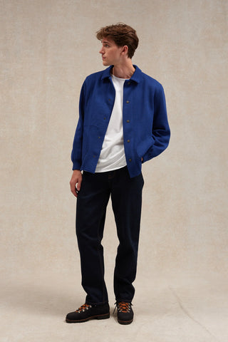 Découvrez la Coach Jacket Le Minor en maille Milano bleu roy. 100% laine vierge, boutons pression et style 90's. Un blouson d'exception fabriqué en Bretagne chez CQFD.