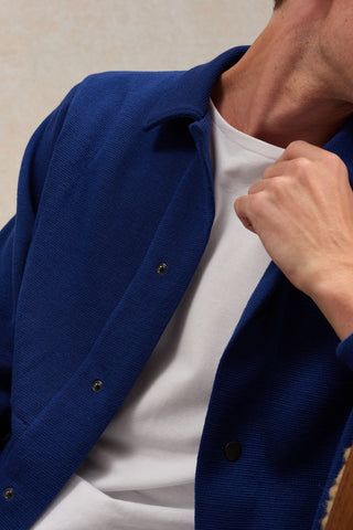 Découvrez la Coach Jacket Le Minor en maille Milano bleu roy. 100% laine vierge, boutons pression et style 90's. Un blouson d'exception fabriqué en Bretagne chez CQFD.