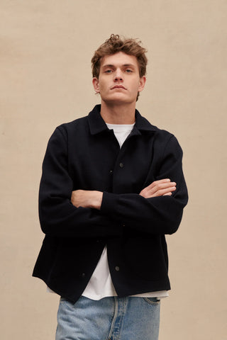 Découvrez la Coach Jacket Le Minor marine en maille Milano. 100% laine vierge, coupe 90's réinventée et fabrication bretonne. Un blouson durable et chic chez CQFD.