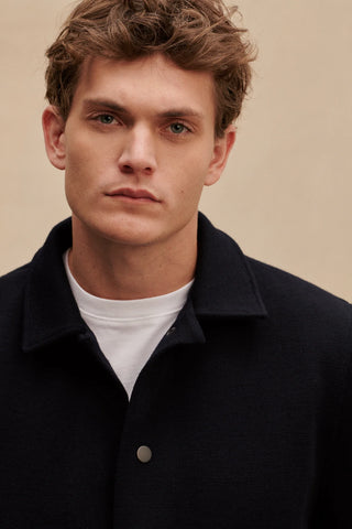 Découvrez la Coach Jacket Le Minor marine en maille Milano. 100% laine vierge, coupe 90's réinventée et fabrication bretonne. Un blouson durable et chic chez CQFD.