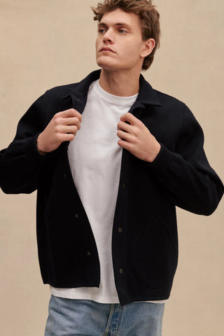 Découvrez la Coach Jacket Le Minor marine en maille Milano. 100% laine vierge, coupe 90's réinventée et fabrication bretonne. Un blouson durable et chic chez CQFD.