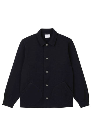 Découvrez la Coach Jacket Le Minor marine en maille Milano. 100% laine vierge, coupe 90's réinventée et fabrication bretonne. Un blouson durable et chic chez CQFD.