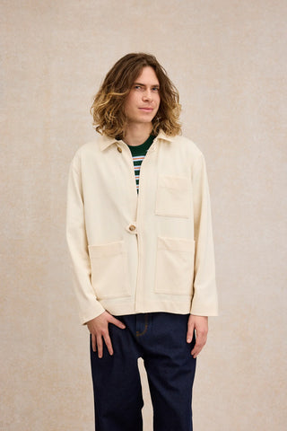 Découvrez la veste de peintre Le Minor en jersey de coton lourd écru. Une pièce workwear iconique fabriquée en Bretagne. Coupe ample, 2 poches, élégance durable.