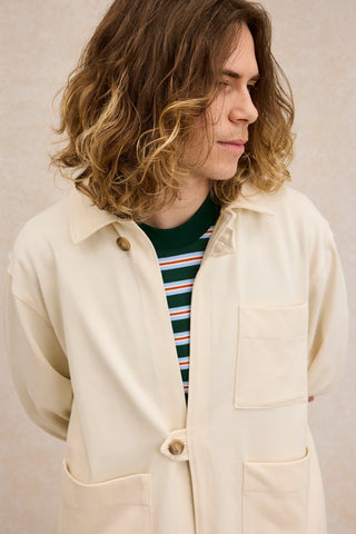 Découvrez la veste de peintre Le Minor en jersey de coton lourd écru. Une pièce workwear iconique fabriquée en Bretagne. Coupe ample, 2 poches, élégance durable.