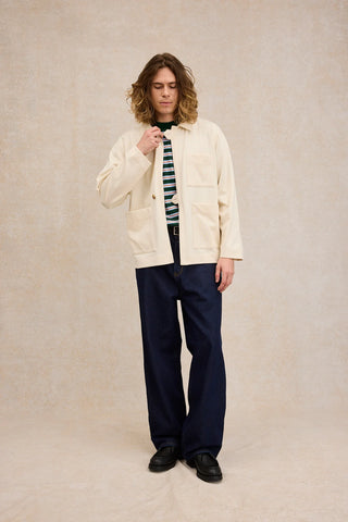 Découvrez la veste de peintre Le Minor en jersey de coton lourd écru. Une pièce workwear iconique fabriquée en Bretagne. Coupe ample, 2 poches, élégance durable.