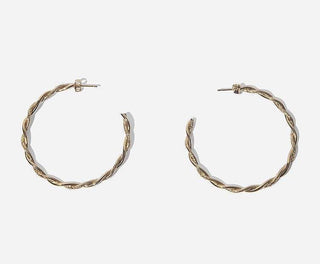 boucles d'oreilles créoles XXL Izo en laiton doré à l'or fin, un bijou fabriqué en france par Chic Alors