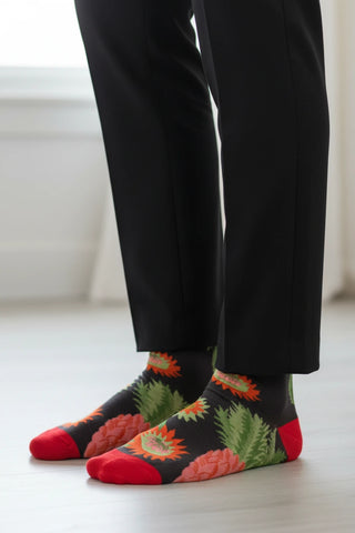 Découvrez les chaussettes "Ananas Faux-Noir" de Bonne Maison chez CQFD Avignon. Un design fruité lime et orange en coton égyptien premium fabriqué en France.
