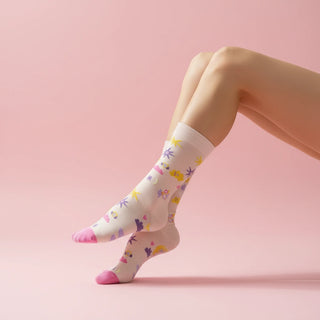 Découvrez le coffret Livre Éléments Leona Rose pour Bonne Maison. 2 paires de chaussettes artistiques fabriquées en France. Une idée cadeau design et poétique.