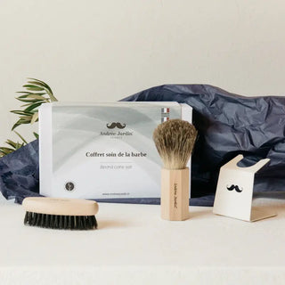 Blaireau de rasage Andrée Jardin en bois de frêne, son support et sa brosse à barbe sont fabriqués avec soin en France