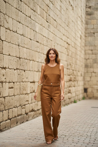 Découvrez le pantalon "Jean" Chicorée de Claudia Carmona chez CQFD Avignon. Un pantalon large modulable en salopette, en coton bio recyclé et teinture naturelle.