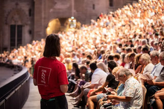 Scène et gradins de la Cour d'Honneur du alais des Papes durant le Festival d'Avignon
