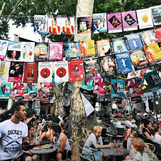 Affichage culte du Festival  OFF d'AVIGNON sur la place des Corps Saints