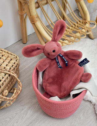 Offrez le Doudou Lapin Dorlotin (22cm). Peluche artisanale en matière Maïloudou ultra-douce, fabriquée à la main en Bretagne. Idéal dès la naissance.