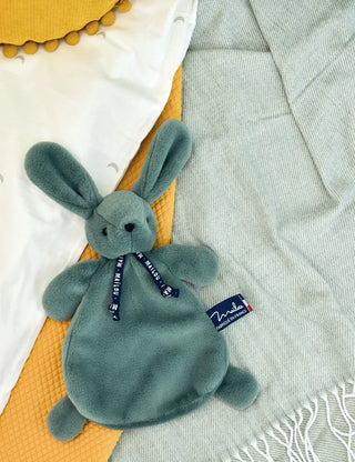 Offrez le Doudou Lapin Dorlotin (22cm). Peluche artisanale en matière Maïloudou ultra-douce, fabriquée à la main en Bretagne. Idéal dès la naissance.