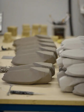 Cigale murale en céramique PM Monochromic