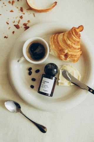 Découvrez Croissant Café version spray de Versatile chez CQFD Avignon. Un extrait de parfum gourmand aux notes de café. Alcool bio, végan et fabriqué en France.