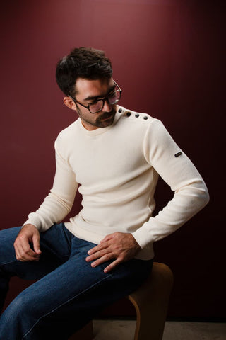 Découvrez le pull marin Le Minor en 100% laine mérinos écru. Un chandail iconique fabriqué en Bretagne, alliant douceur extrême et boutonnière d'officier. Qualité EPV chez CQFD.