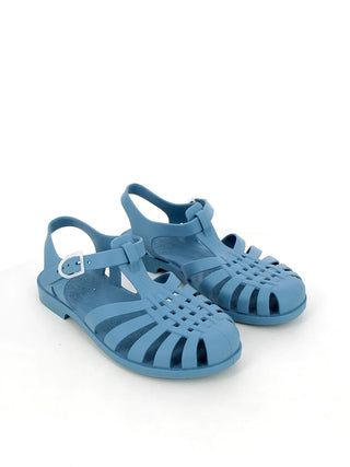 Découvrez la sandale Méduse® Sunmif coloris denim finition mat. 100% recyclable, durable 15 ans et fabriquée en France. L'icône du bord de mer chez CQFD Avignon.