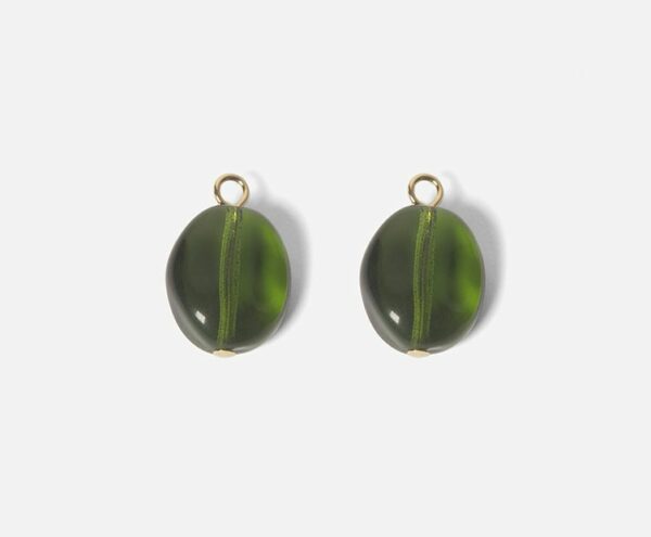 boucles d'oreilles pendantes petit grain dorée et perles en verre verte upcylcée, un bijou made in france de chic alors