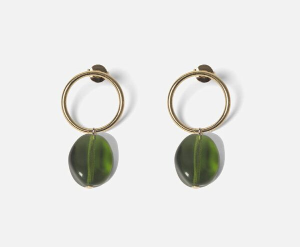 boucles d'oreilles pendantes petit grain dorée et perles en verre verte upcylcée, un bijou made in france de chic alors