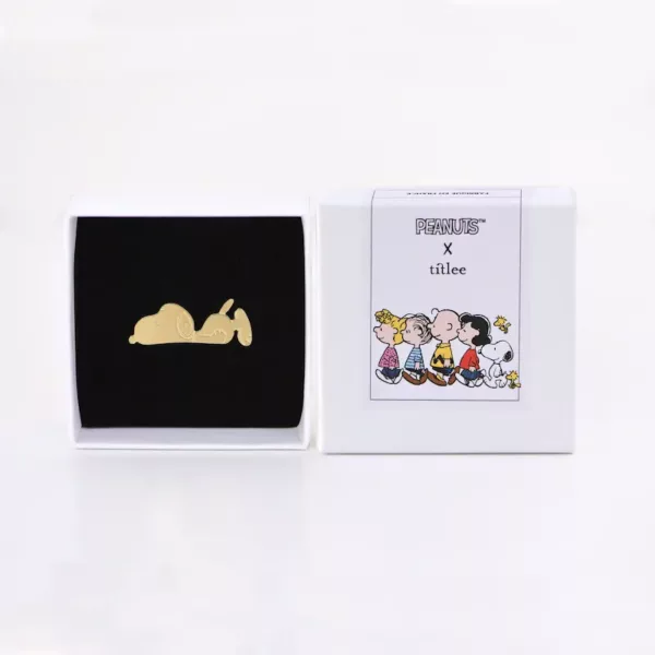 Pin’s Snoopy Lying Down Titlee x The Peanuts©